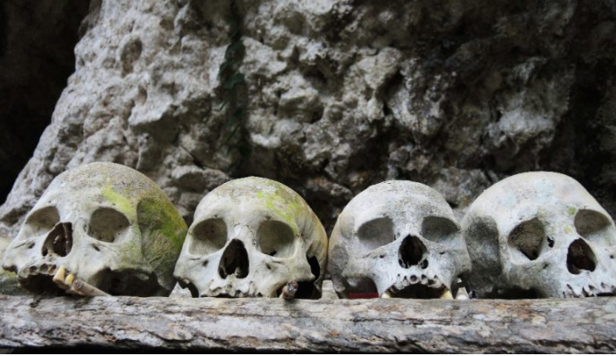 Crânios num túmulo em Tana Toraja, na ilha de Sulawesi, na Indonésia - axelrd / Flickr